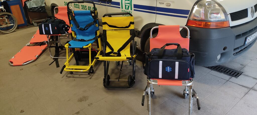 Zdjęcie przedstawia sprzęt medyczny podarowany przez Fundację Paraplegii